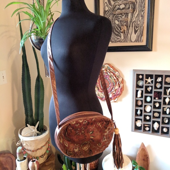 Park Avenue Int. Handbags - 🌴 Boho Vintage suede crossbody festival bag 80's